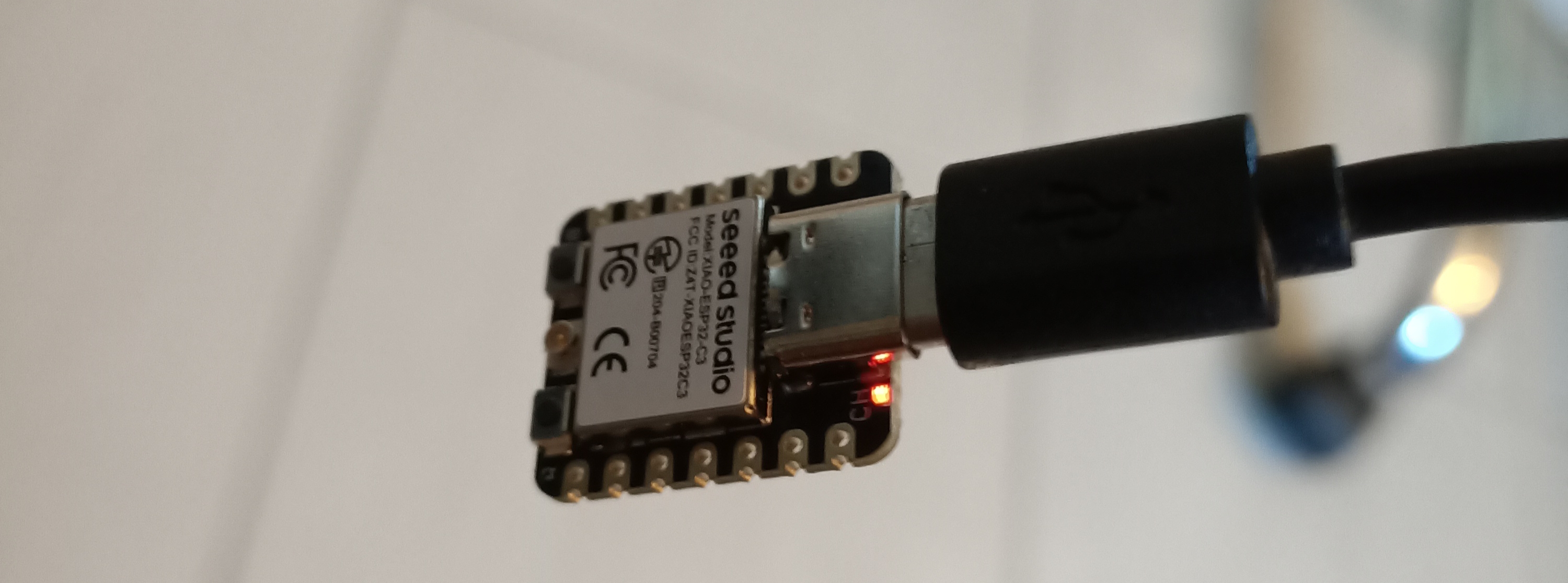 La Seeed Studio XIAO ESP32-C3 du projet, branchée par son câble USB-C, sans capteur externe